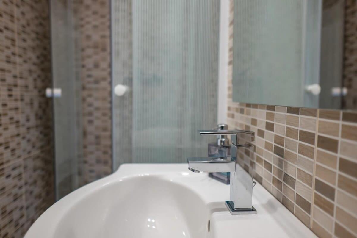 Chic Central Flat With River View Budapeste Exterior foto