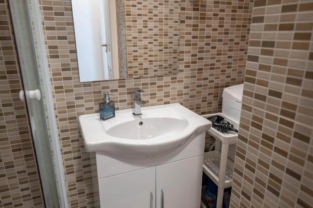 Chic Central Flat With River View Budapeste Exterior foto