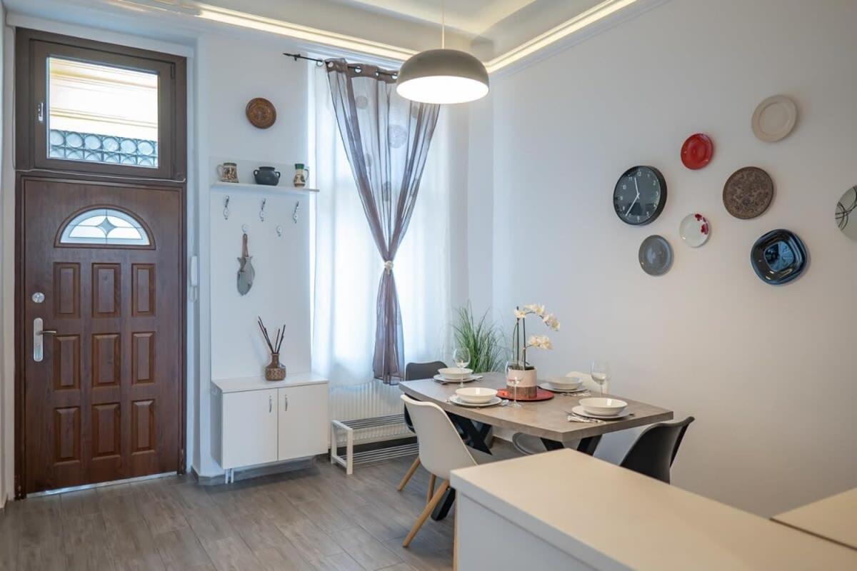 Chic Central Flat With River View Budapeste Exterior foto
