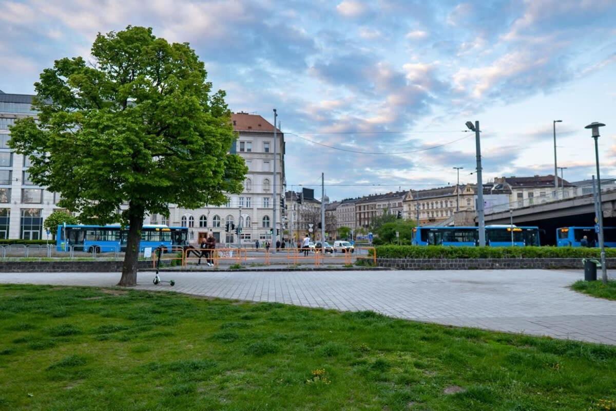 Chic Central Flat With River View Budapeste Exterior foto